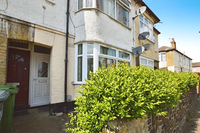 1 Bedroom Flat To Rent In Dersingham Avenue, Manor Park, E12