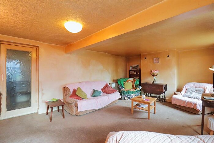 2 Bedroom Cottage For Sale In Church Road, Long Itchington, Southam, CV47