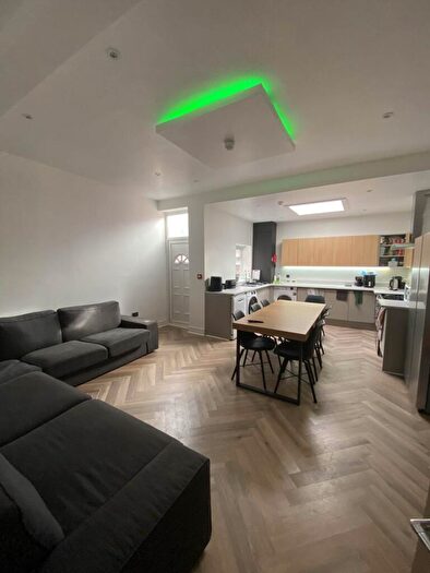 6 Bedroom Terraced House To Rent In Kingswood Road, Manchester, M14