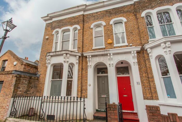 3 Bedroom End Of Terrace House To Rent In Lichfield Road, Mile End, E3