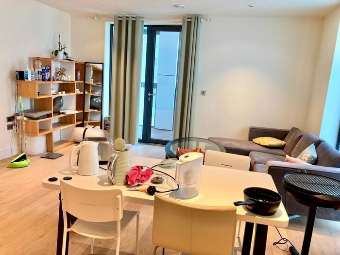 3 Bedroom Flat To Rent In Lockington Road, London, SW8