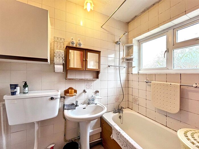 2 Bedroom Semi-detached Bungalow For Sale In Swan Close, Aylsham, Norwich, NR11