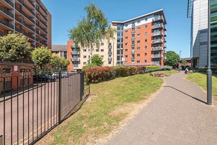 2 Bedroom Flat To Rent In Velocity North, City Walk, Leeds, LS11