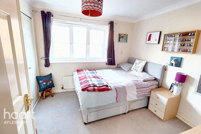 3 Bedroom End Of Terrace House For Sale In Hinds Way, Aylesbury, HP21