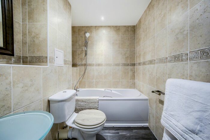 3 Bedroom Flat To Rent In Qube, Townsend Way, Birmingham City Centre, B1