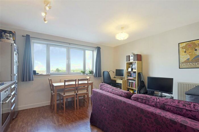 1 Bedroom Flat To Rent In Cannock Court, Hawker Place, Walthamstow, London, E17