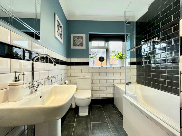 3 Bedroom Detached Bungalow For Sale In Elba Street, Gowerton, Swansea, SA4
