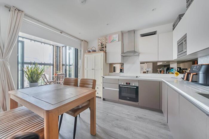 2 Bedroom Flat For Sale In Fairbridge Road, London, N19