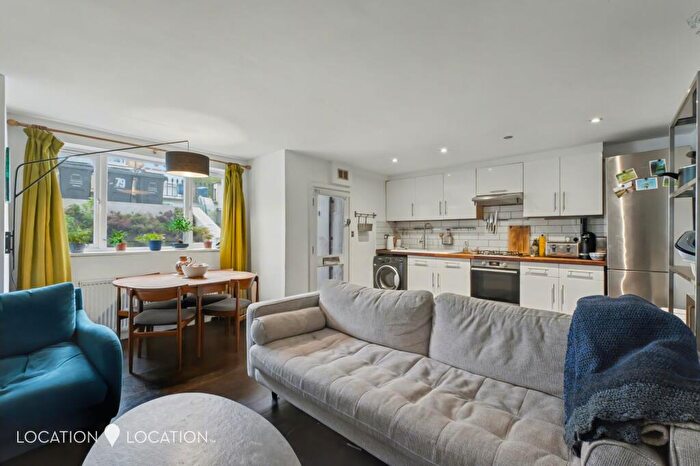 2 Bedroom Flat To Rent In Dunsmure Road, London, N16