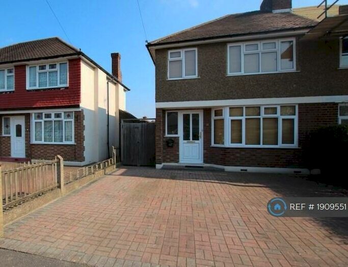 3 Bedroom Semi-Detached House To Rent In Woking, Woking, GU22
