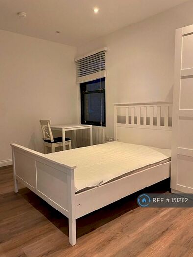 Studio To Rent In Friern Park, London, N12