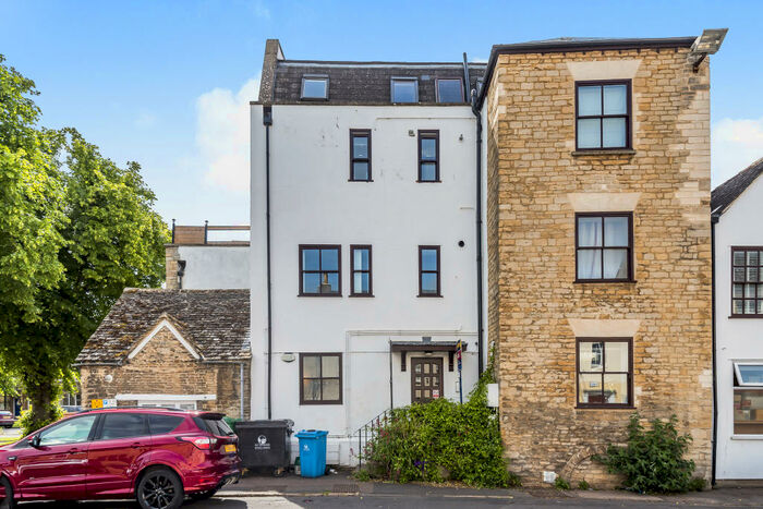 1 Bedroom Apartment To Rent In Market Square, OX28