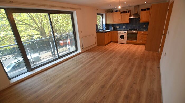 2 Bedroom Flat For Sale In Streatham High Road, London, SW16