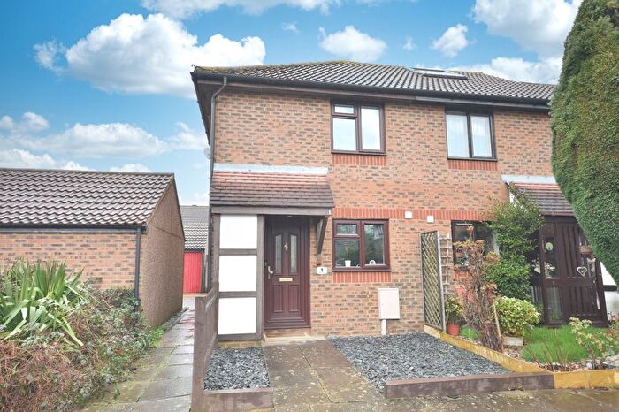 2 Bedroom End Terrace House For Sale In Horley, Surrey, RH6