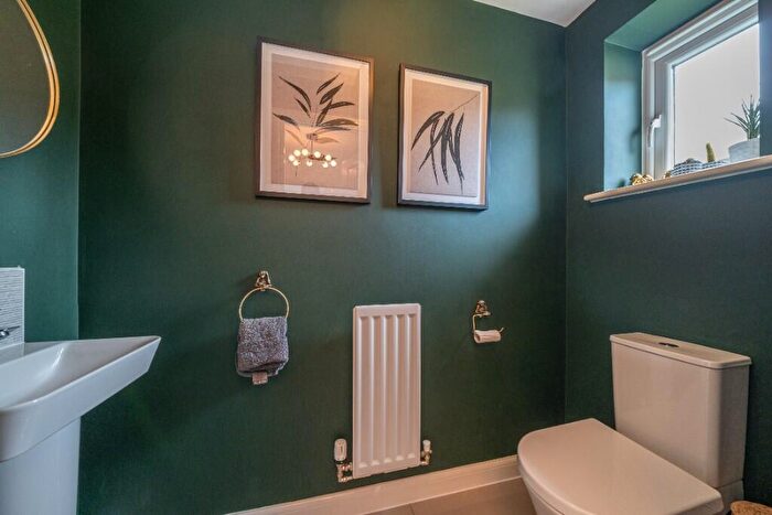5 Bedroom Detached House For Sale In Linnet Road, Apsley, Hemel Hempstead, Hertfordshire, HP3