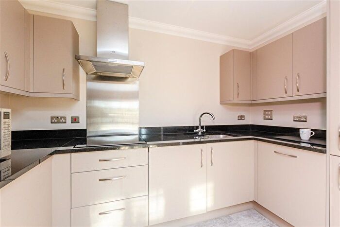 2 Bedroom Flat For Sale In Rowhill Road, Swanley, Kent, BR8