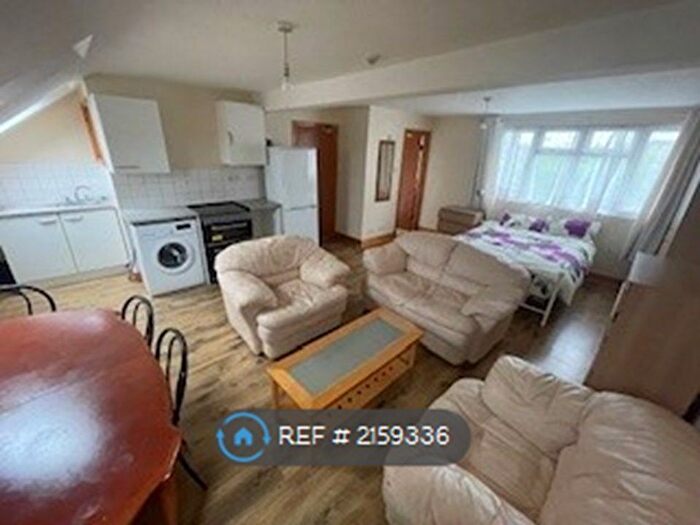 Studio To Rent In Berkshire Gardens, London, N13