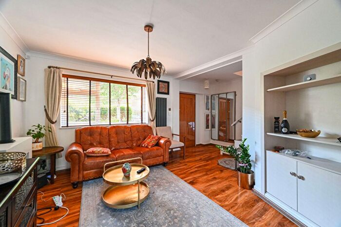 3 Bedroom Terraced House To Rent In Hickin Street, Canary Wharf, London, E14