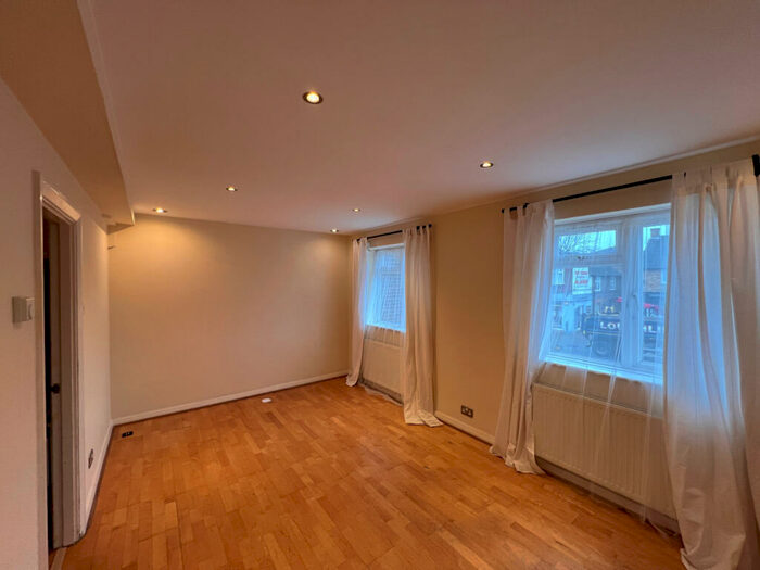 2 Bedroom Flat To Rent In Kemble Parade, Potters Bar, EN6