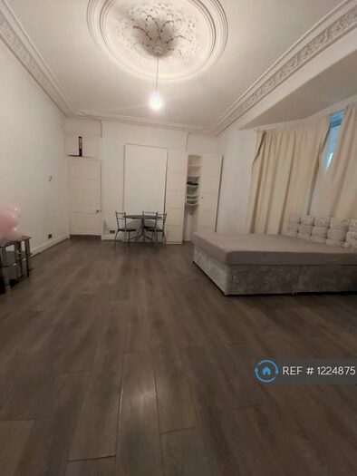 Studio To Rent In Merton House, London, NW4