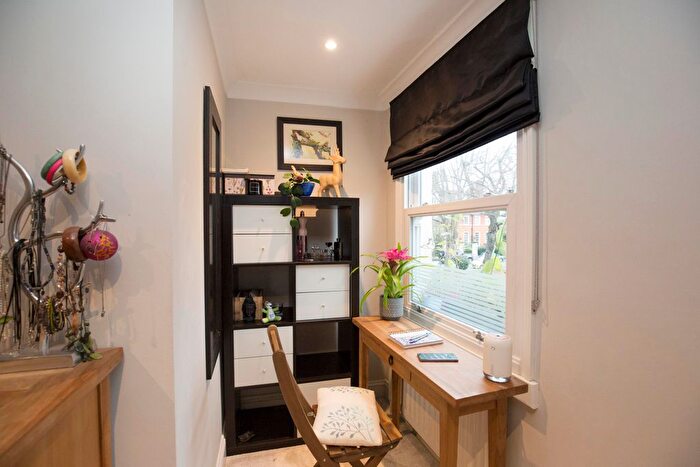 2 Bedroom Flat For Sale In Fairfield West, Kingston Upon Thames, KT1