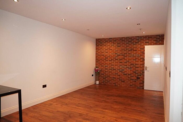 3 Bedroom Flat To Rent In The Ridings, London, W5