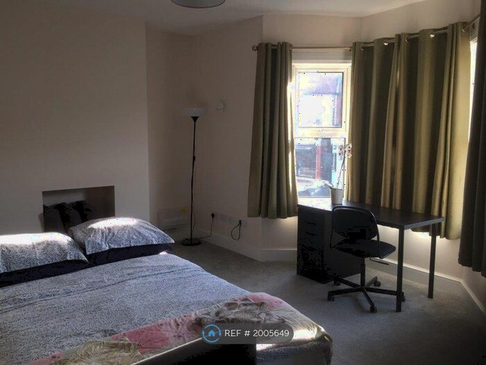 3 Bedroom Terraced House To Rent In Manor Farm Road, Southampton, SO18