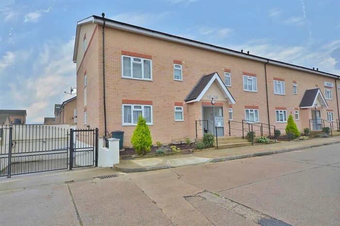 2 Bedroom Flat To Rent In Wanti Terrace, Yellowpine Way, Chigwell, IG7