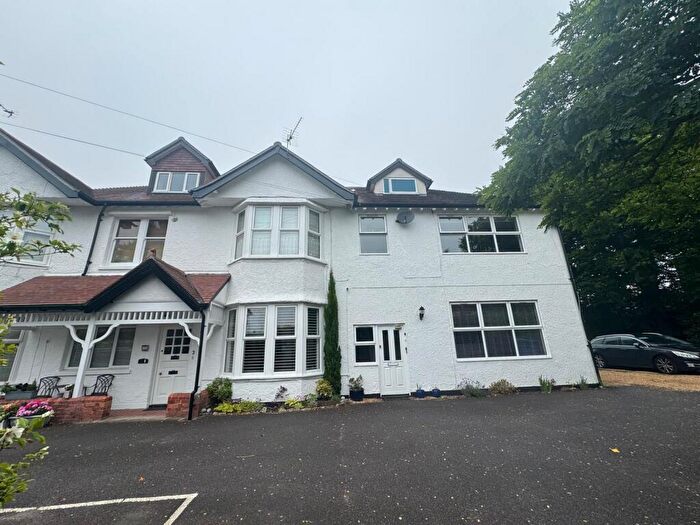 2 Bedroom Flat To Rent In Kings Avenue, Penn Hill, BH14