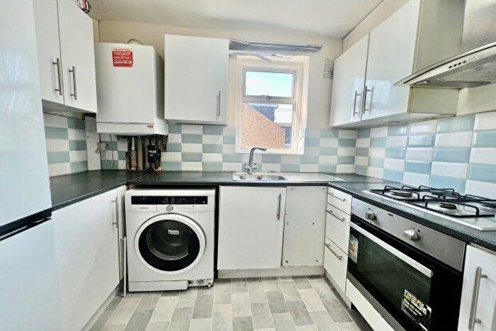 3 Bedroom Flat To Rent In Meanley Road, London, E12