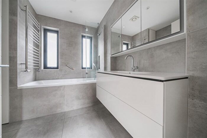 4 Bedroom Detached House For Sale In New Wokingham Road, Crowthorne, Berkshire, RG45