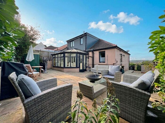 3 Bedroom Semi-Detached Bungalow For Sale In Felcote Avenue, Huddersfield, HD5