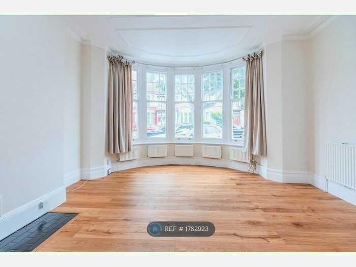 2 Bedroom Flat To Rent In The Crest, London, N13