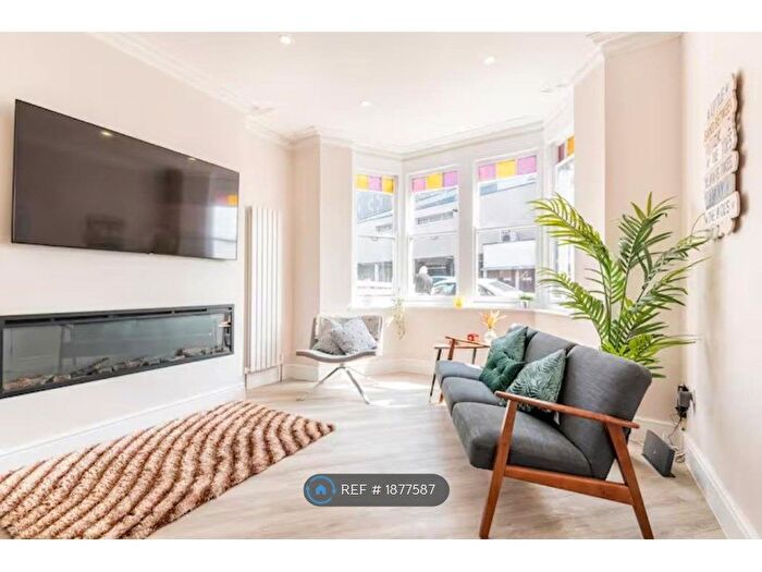 2 Bedroom Flat To Rent In San Remo Parade, Westcliff-On-Sea, SS0