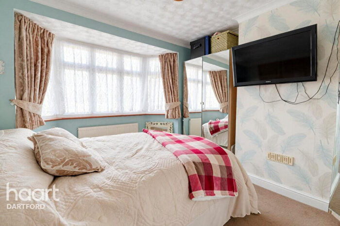 3 Bedroom Semi Detached House For Sale In Burnham Road, Dartford, DA1