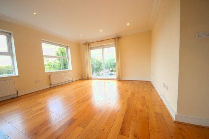 2 Bedroom Flat To Rent In Little Cedars, Surbiton, KT6