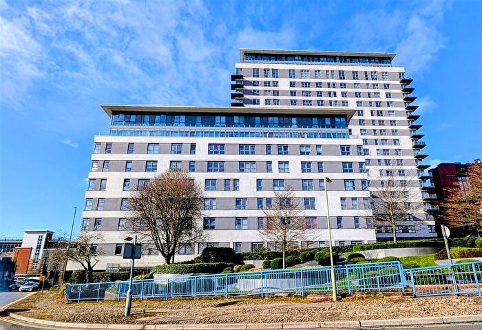 2 Bedroom Flat For Sale In Alencon Link, Basingstoke, RG21