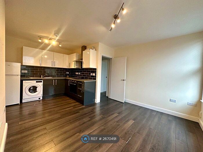 4 Bedroom Flat To Rent In London Road, London, SW16