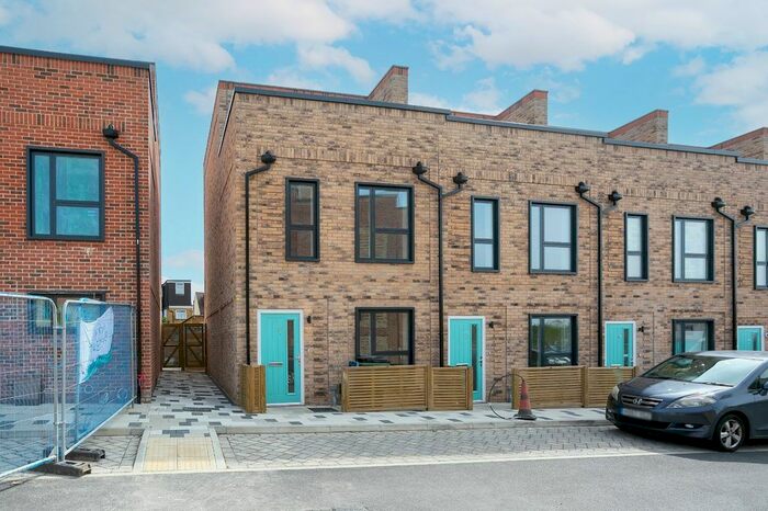 3 Bedroom End Of Terrace House To Rent In Spinners Avenue, Watford, WD18