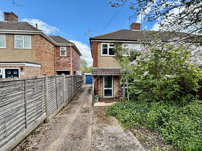 3 Bedroom Semi Detached House For Sale In Roman Way, Thatcham, RG18