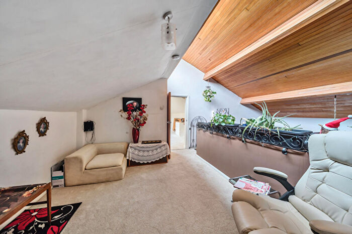 4 Bedroom Detached Bungalow For Sale In Waverley Road, Farnborough, GU14