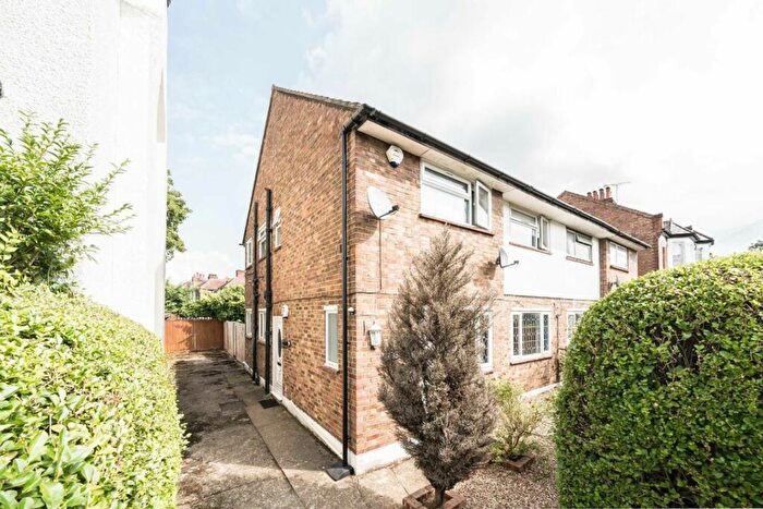 2 Bedroom Flat To Rent In Hydethorpe Road, Balham, SW12