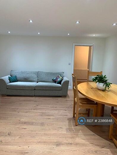 3 Bedroom Flat To Rent In Lidgett Lane, Leeds, LS17