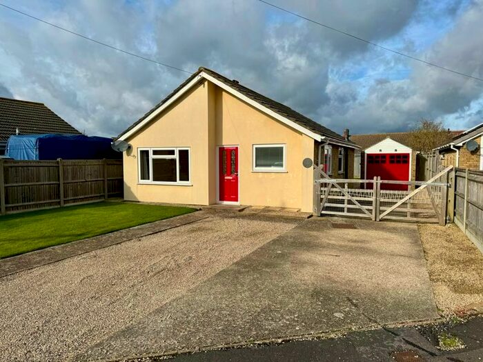 2 Bedroom Detached Bungalow To Rent In Oakwood Road, Hayling Island, PO11