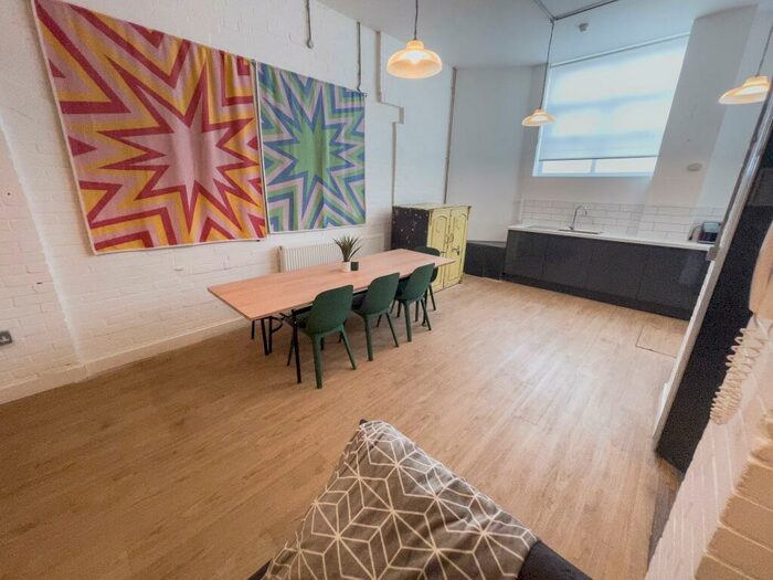 6 Bedroom Flat To Rent In Kempston Street, L3