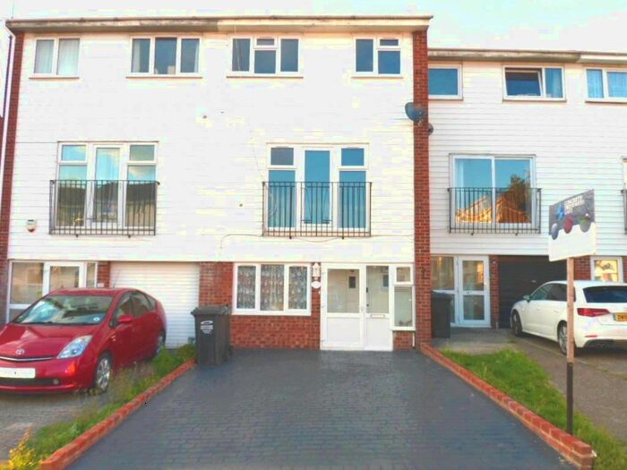 4 Bedroom Town House To Rent In Milestone Road, Dartford, DA2