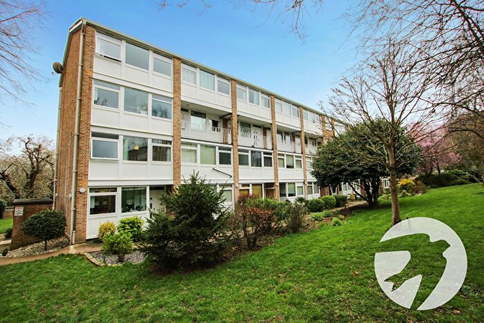 3 Bedroom Maisonette For Sale In Tarnwood Park, London, SE9
