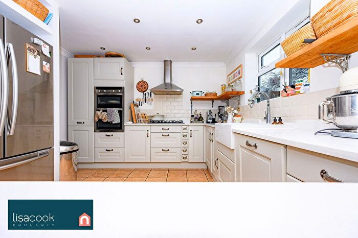 4 Bedroom Detached House For Sale In Maplefield, Park Street, AL2