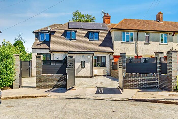 4 Bedroom End Of Terrace House For Sale In Martin Crescent, Croydon, Surrey, CR0