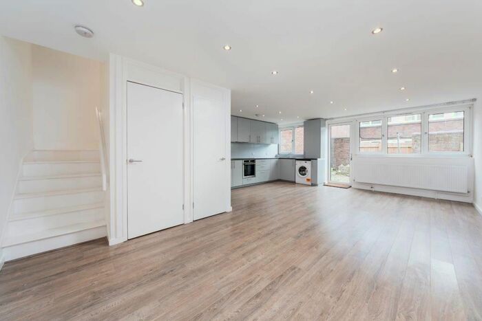 2 Bedroom Flat To Rent In Dengie Walk, London, N1